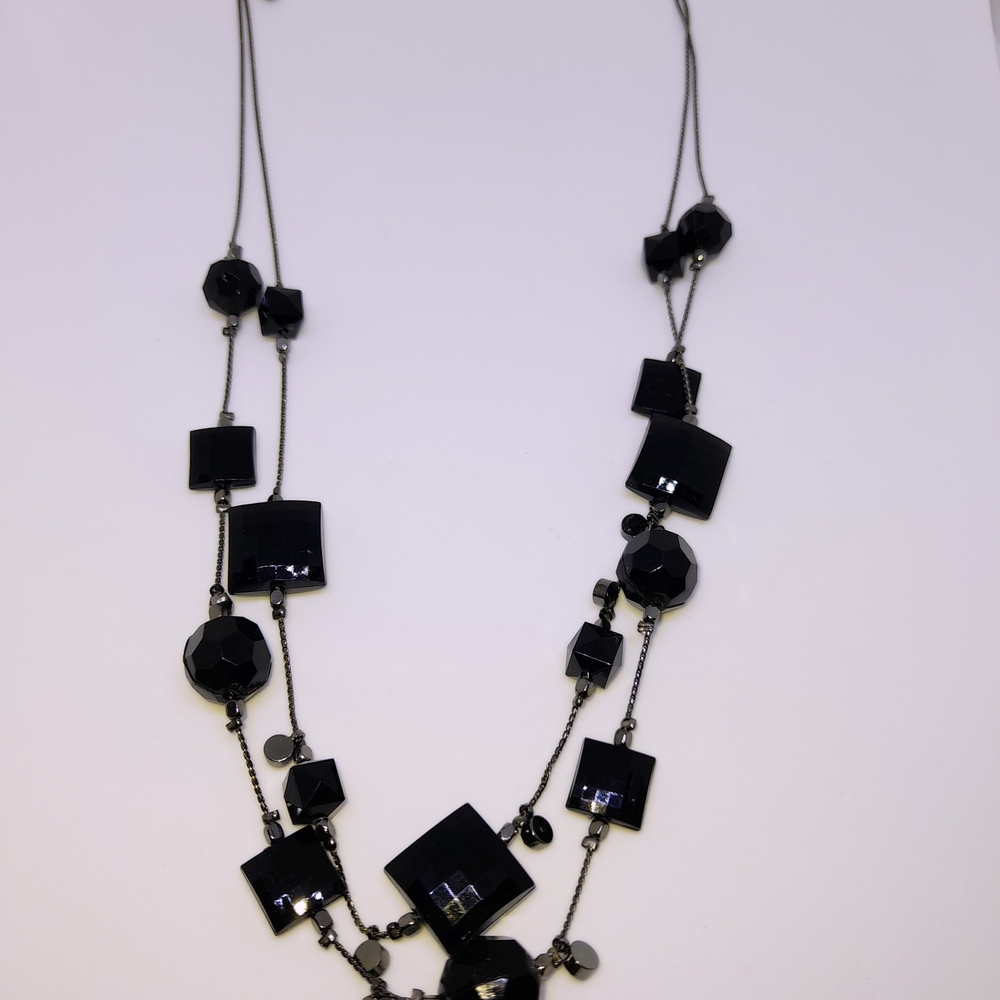Elegant Black Geometric Necklace